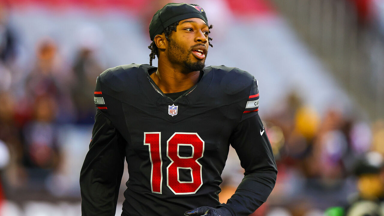 GLENDALE, AZ - NOVEMBER 26: Arizona Cardinals linebacker BJ Ojulari (18) warms up before an NFL game between the Los Angeles Rams and the Arizona Cardinals on November 26, 2023, at State Farm Stadium in Glendale, AZ.