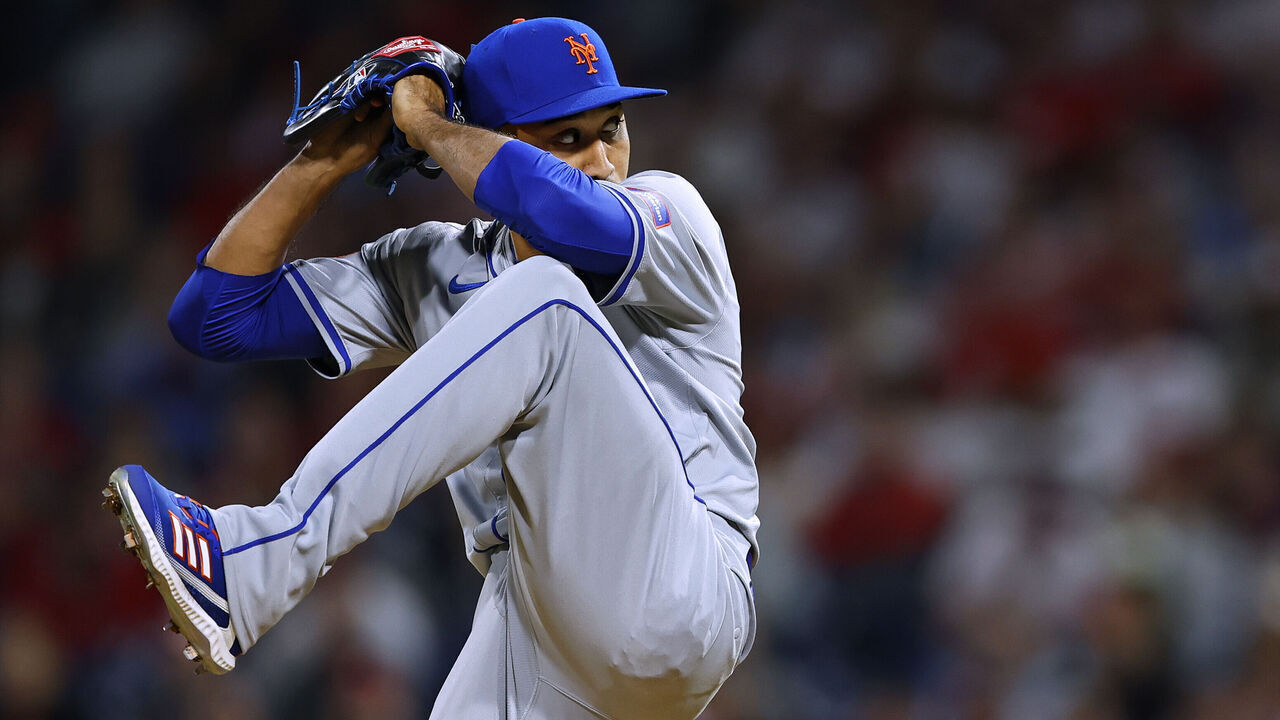 PHILADELPHIA, PENNSYLVANIA - MAY 16: Edwin Díaz #39 of the New York Mets in action against the Philadelphia Phillies during a game at Citizens Bank Park on May 16, 2024 in Philadelphia, Pennsylvania.
