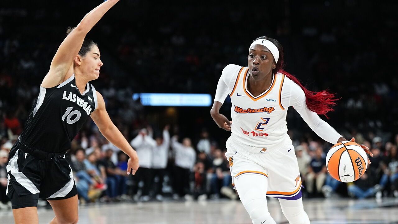 LAS VEGAS, NV - MAY 21: Kahleah Copper #2 of the Phoenix Mercury drives to the basket during the game against the Las Vegas Aces on May 21, 2024 at Michelob ULTRA Arena in Las Vegas, Nevada. Mandatory Copyright Notice: Copyright 2024 NBAE