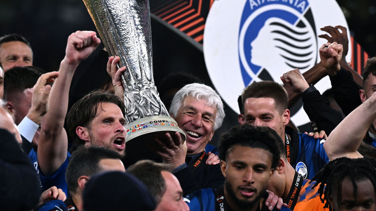 DUBLIN, IRELAND - MAY 22: Gianpiero Gasperini of Atalanta BC celebrate with the trophy at the end of the UEFA Europa League 2023/24 final match between Atalanta BC and Bayer 04 Leverkusen at Dublin Arena on May 22, 2024 in Dublin, Ireland.