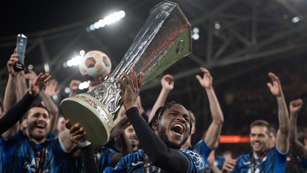 DUBLIN, IRELAND - MAY 22: Ademola Lookman of Atalanta BC celebrates with the UEFA Europa League winners' trophy after the UEFA Europa League 2023/24 final match between Atalanta BC and Bayer 04 Leverkusen at Dublin Arena on May 22, 2024 in Dublin, Ireland.