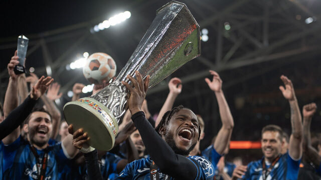 DUBLIN, IRELAND - MAY 22: Ademola Lookman of Atalanta BC celebrates with the UEFA Europa League winners' trophy after the UEFA Europa League 2023/24 final match between Atalanta BC and Bayer 04 Leverkusen at Dublin Arena on May 22, 2024 in Dublin, Ireland.
