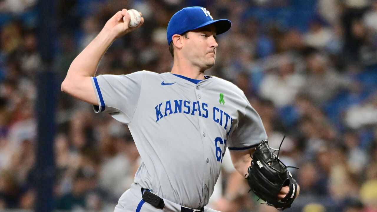 ST PETERSBURG, FLORIDA - MAY 24: Seth Lugo #67 of the Kansas City Royals delivers a pitch to the Tampa Bay Rays in the first inning at Tropicana Field on May 24, 2024 in St Petersburg, Florida.