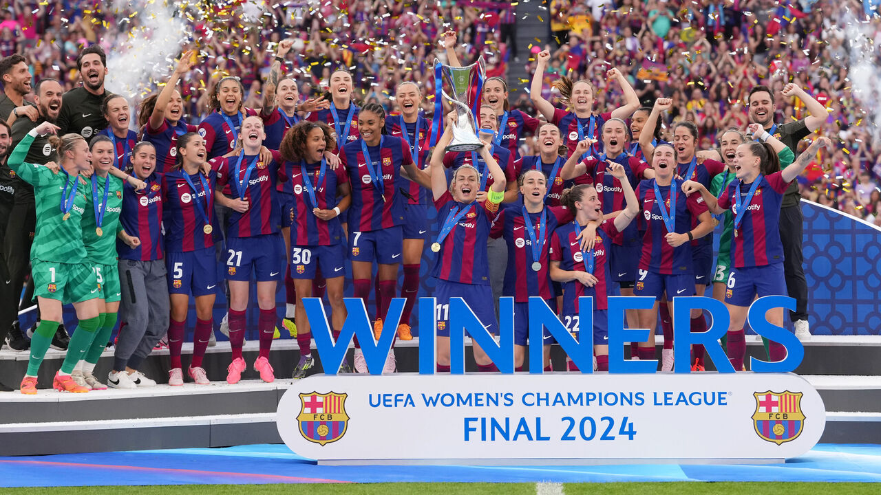 BILBAO, SPAIN - MAY 25: Alexia Putellas of FC Barcelona lifts the UEFA Women's Champions League Trophy as her team mates celebrate after the team's victory in the UEFA Women's Champions League 2023/24 Final match between FC Barcelona and Olympique Lyonnais at San Mames Stadium on May 25, 2024 in Bilbao, Spain.