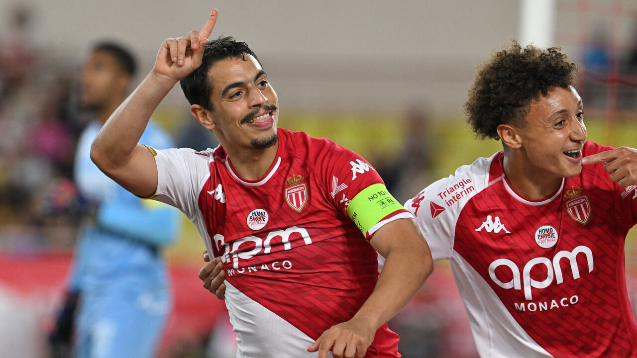 Monaco's French forward #10 Wissam Ben Yedder (L) celebrates after scoring his team's first goal during the French L1 football match between AS Monaco and FC Nantes at the Louis II Stadium (Stade Louis II) in the Principality of Monaco on May 19, 2024.