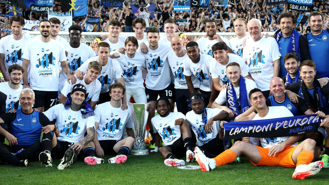 BERGAMO, ITALY - MAY 26: Players and staff of Atalanta BC pose for a photo in-front of the fans with the UEFA Europa League trophy after the Serie A TIM match between Atalanta BC and Torino FC at Gewiss Stadium on May 26, 2024 in Bergamo, Italy.