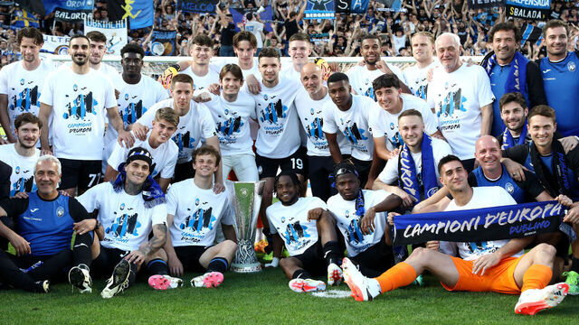 BERGAMO, ITALY - MAY 26: Players and staff of Atalanta BC pose for a photo in-front of the fans with the UEFA Europa League trophy after the Serie A TIM match between Atalanta BC and Torino FC at Gewiss Stadium on May 26, 2024 in Bergamo, Italy.