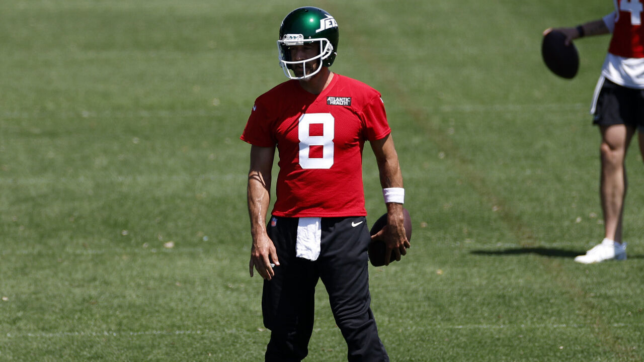 FLORHAM PARK, NEW JERSEY - MAY 21: Aaron Rodgers #8 of the New York Jets participates in drills during the New York Jets OTA Offseason Workout at Atlantic Health Jets Training Center on May 21, 2024 in Florham Park, New Jersey.