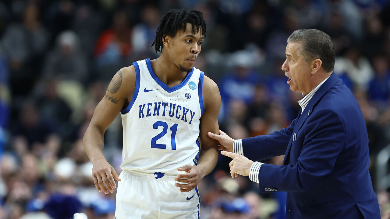 PITTSBURGH, PENNSYLVANIA - MARCH 21: Head coach John Calipari of the Kentucky Wildcats chats with D.J. Wagner #21 of the Kentucky Wildcats during the first half of a game against Oakland Golden Grizzlies in the first round of the NCAA Men's Basketball Tournament at PPG PAINTS Arena on March 21, 2024 in Pittsburgh, Pennsylvania.