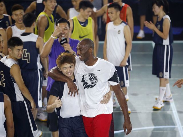 VIDEO: Kobe Bryant plays 1-on-1 in Shanghai