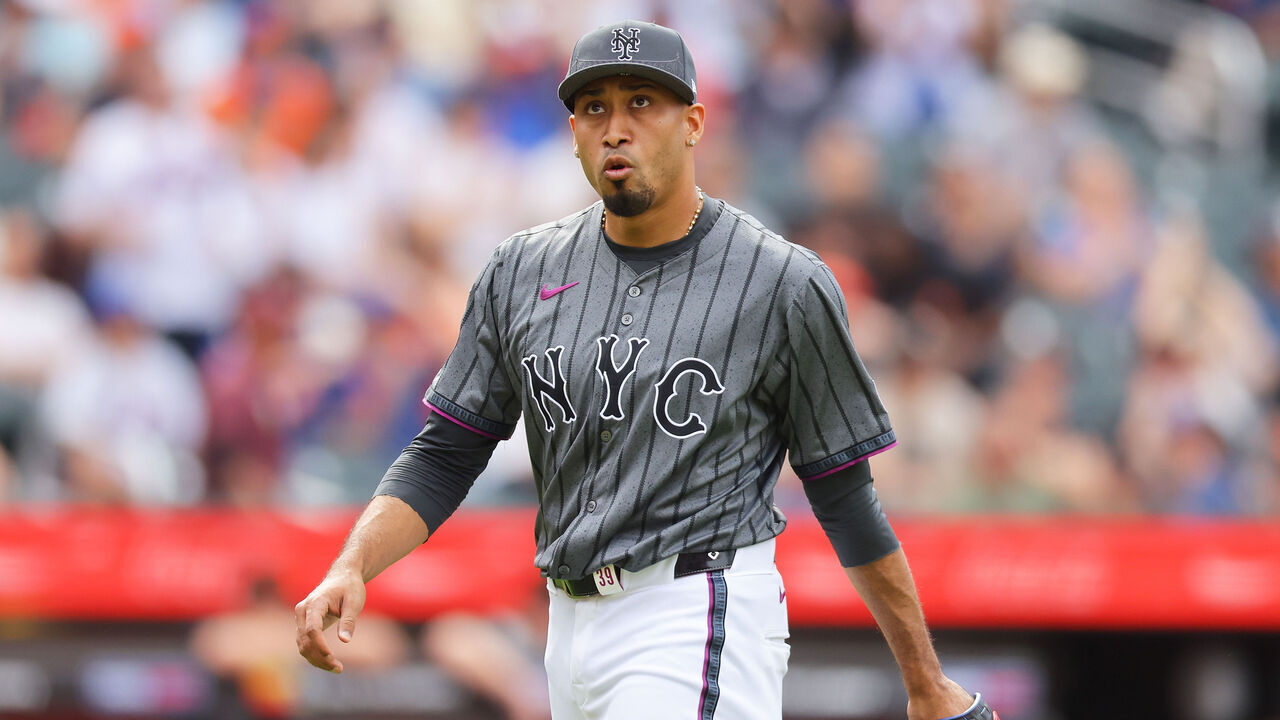 NEW YORK, NEW YORK - MAY 25: Edwin Díaz #39 of the New York Mets walks off the mound in the ninth inning against the San Francisco Giants at Citi Field on May 25, 2024 in New York City.
