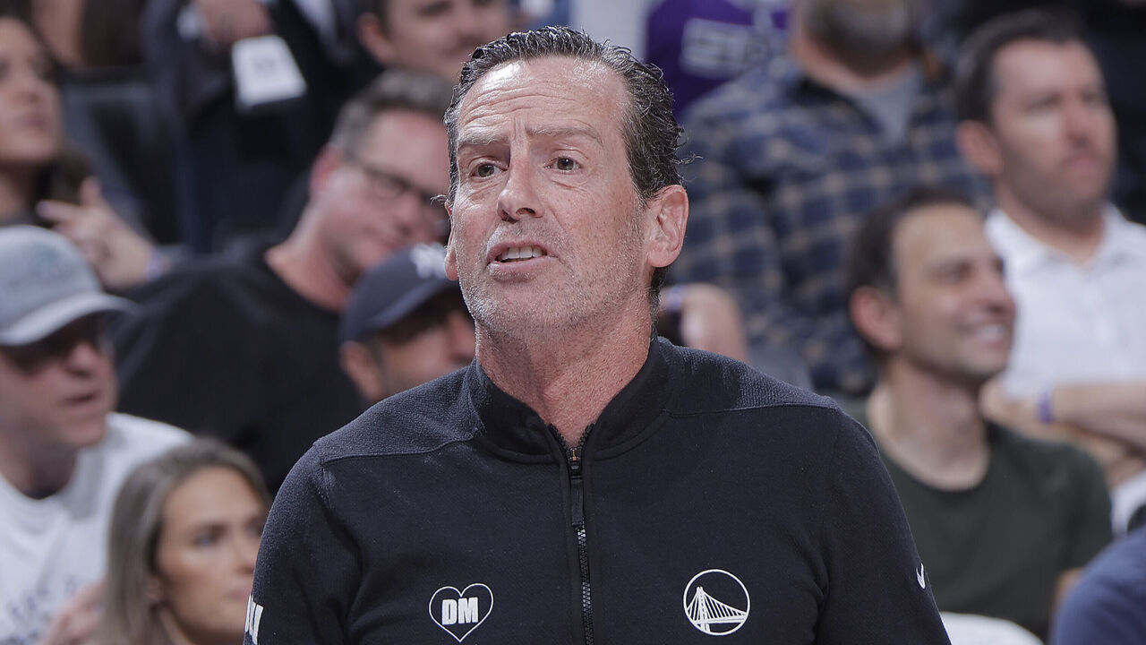 SACRAMENTO, CA - APRIL 16: Assistant Coach Kenny Atkinson of the Golden State Warriors coaches during the game against the Sacramento Kings during the 2024 Play-In Tournament on April 16, 2024 at Golden 1 Center in Sacramento, California. NOTE TO USER: User expressly acknowledges and agrees that, by downloading and or using this photograph, User is consenting to the terms and conditions of the Getty Images Agreement. Mandatory Copyright Notice: Copyright 2024 NBAE
