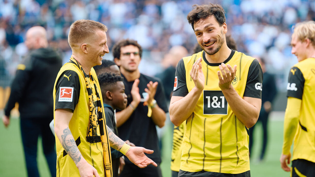 18 May 2024, North Rhine-Westphalia, Dortmund: Soccer: Bundesliga, Borussia Dortmund - Darmstadt 98, Matchday 34, Signal Iduna Park. Dortmund's Marco Reus (l) and Mats Hummels after the match. Photo: Bernd Thissen/dpa - IMPORTANT NOTE: In accordance with the regulations of the DFL German Football League and the DFB German Football Association, it is prohibited to utilize or have utilized photographs taken in the stadium and/or of the match in the form of sequential images and/or video-like photo series.