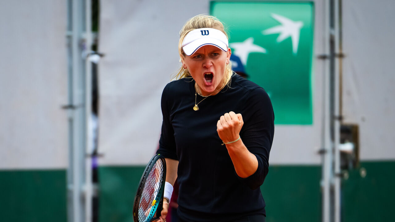 PARIS, FRANCE - MAY 28: Peyton Stearns of the United States in action against Lucija Ciric Bagaric of Croatia in their Women's Singles first round on Day 3 of the French Open at Roland Garros on May 28, 2024
