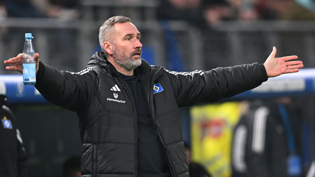 HAMBURG, GERMANY - FEBRUARY 09: Tim Walter, head coach of Hamburg reacts during the Second Bundesliga match between Hamburger SV and Hannover 96 at Volksparkstadion on February 09, 2024 in Hamburg, Germany.