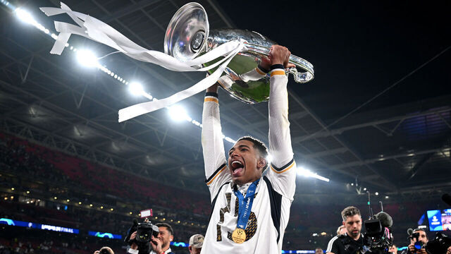LONDON, ENGLAND - JUNE 01: Jude Bellingham of Real Madrid lifts the UEFA Champions League Trophy after his team's victory during the UEFA Champions League 2023/24 Final match between Borussia Dortmund and Real Madrid CF at Wembley Stadium on June 01, 2024 in London, England.