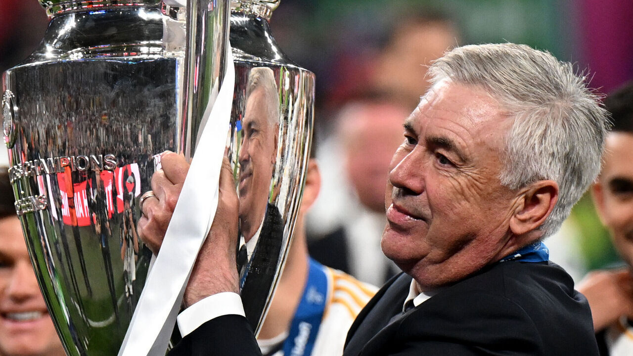 01 June 2024, Great Britain, London: Soccer: Champions League, Borussia Dortmund - Real Madrid, Final, Wembley Stadium, Carlo Ancelotti, coach of Real Madrid, holds up the Champions League trophy. Photo: Robert Michael/dpa