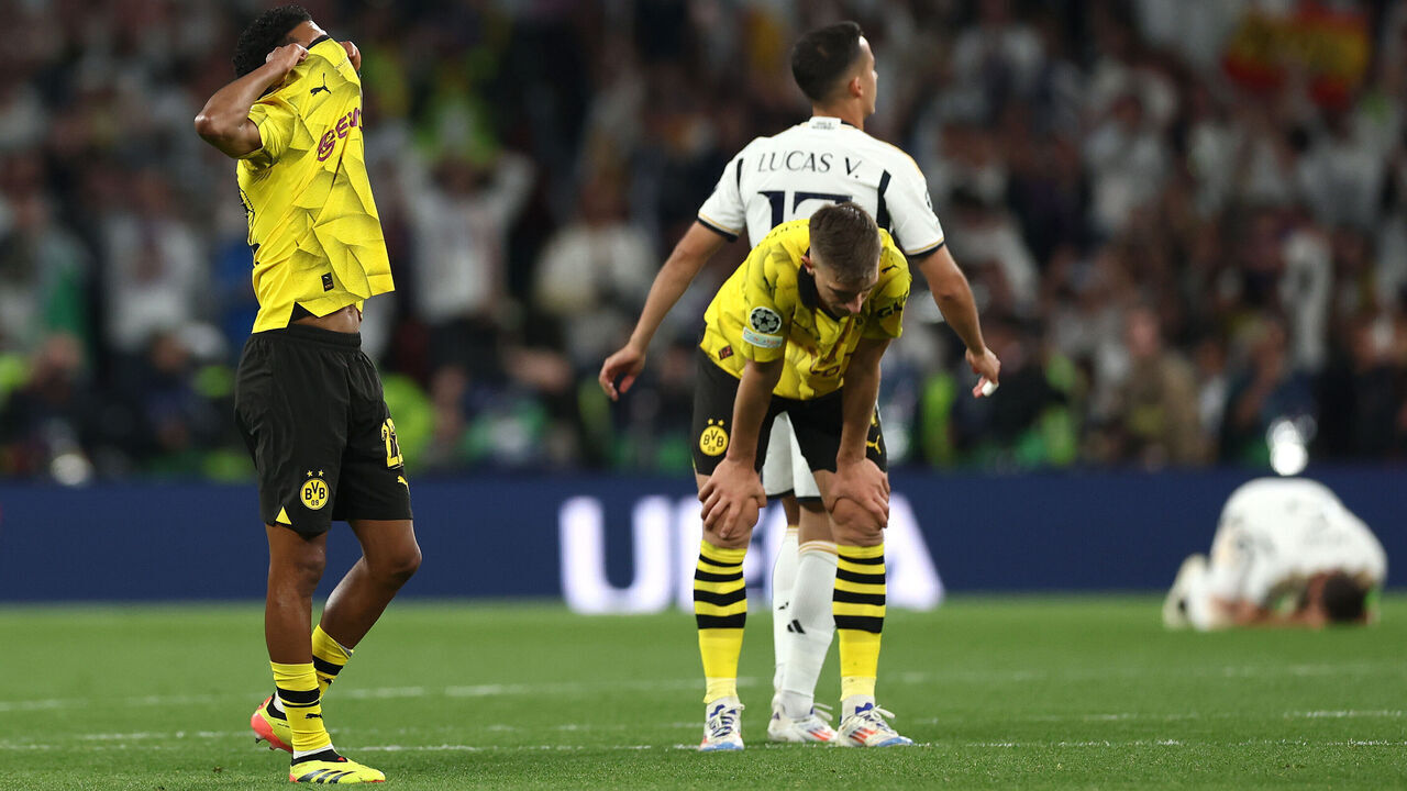 LONDON, ENGLAND - JUNE 01: Ian Maatsen of Borussia Dortmund looks dejected as he reacts following defeat to Real Madrid during the UEFA Champions League 2023/24 Final match between Borussia Dortmund and Real Madrid CF at Wembley Stadium on June 01, 2024 in London, England.