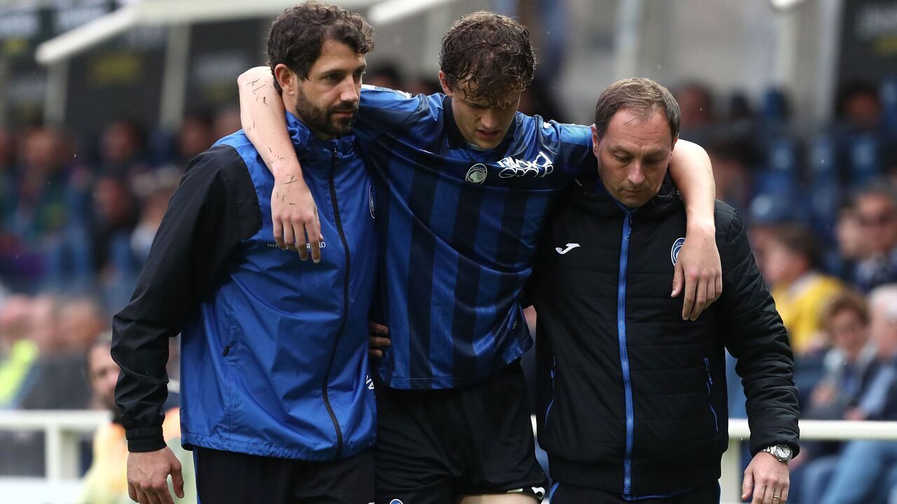 BERGAMO, ITALY - JUNE 02: Giorgio Scalvini of Atalanta BC walks off with an injury during the Serie A TIM match between Atalanta BC and ACF Fiorentina at Gewiss Stadium on June 02, 2024 in Bergamo, Italy.