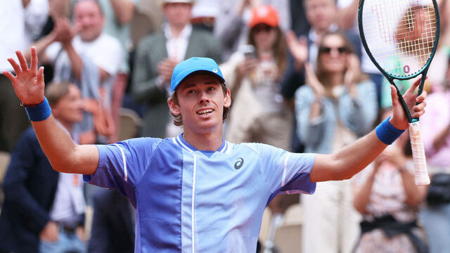 TOPSHOT - Australia's Alex De Minaur celebrates after winning against Russia's Daniil Medvedev at the end of their men's round of sixteen singles match on Court Suzanne-Lenglen on day nine of the French Open tennis tournament at the Roland Garros Complex in Paris on June 3, 2024.