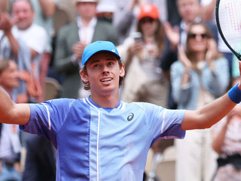 De Minaur upsets Medvedev to become 1st Aussie in French Open QFs since 2004