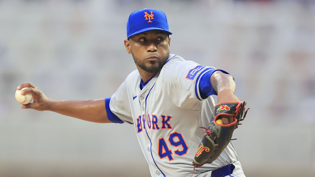 ATLANTA, GA - APRIL 08: New York Mets starting pitcher Julio Teheran (49) delivers a pitch during the Monday evening MLB game between the New York Mets and the Atlanta Braves on April 8, 2024 at Truist Park in Atlanta, Georgia.