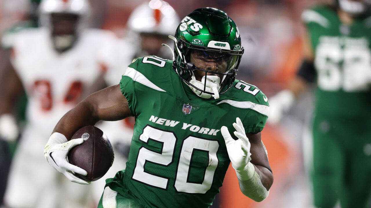 CLEVELAND, OHIO - DECEMBER 28: Breece Hall #20 runs teh ball against the Cleveland Browns at Cleveland Browns Stadium on December 28, 2023 in Cleveland, Ohio.