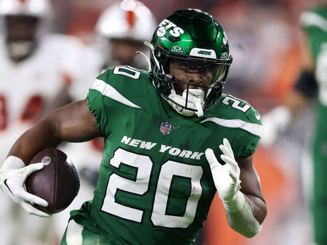 CLEVELAND, OHIO - DECEMBER 28: Breece Hall #20 runs teh ball against the Cleveland Browns at Cleveland Browns Stadium on December 28, 2023 in Cleveland, Ohio.