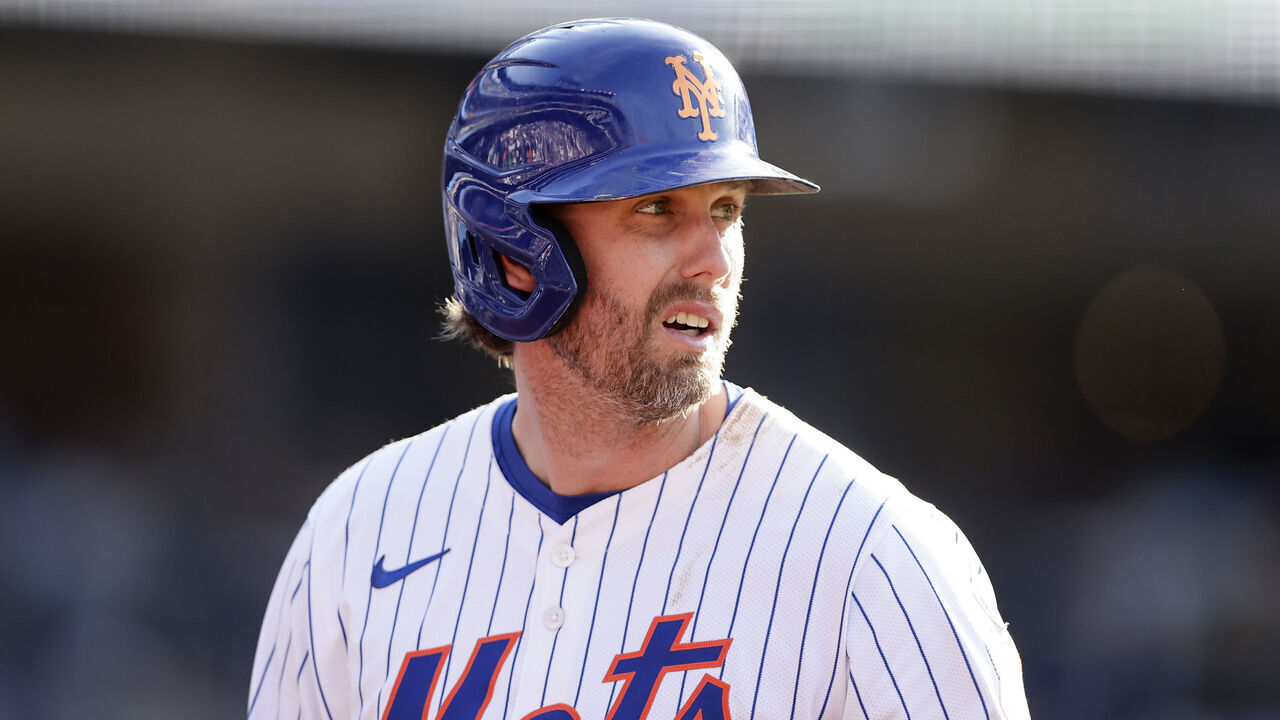 NEW YORK, NEW YORK - JUNE 01: (NEW YORK DAILIES OUT) Jeff McNeil #1 of the New York Mets in action against the Arizona Diamondbacks at Citi Field on June 01, 2024 in New York City. The Diamondbacks defeated the Mets 10-5.