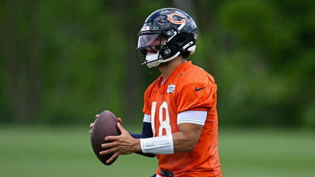 LAKE FOREST, ILLINOIS - JUNE 05: Caleb Williams #18 of the Chicago Bears practices during the Chicago Bears mandatory minicamp at Halas Hall on June 05, 2024 in Lake Forest, Illinois.