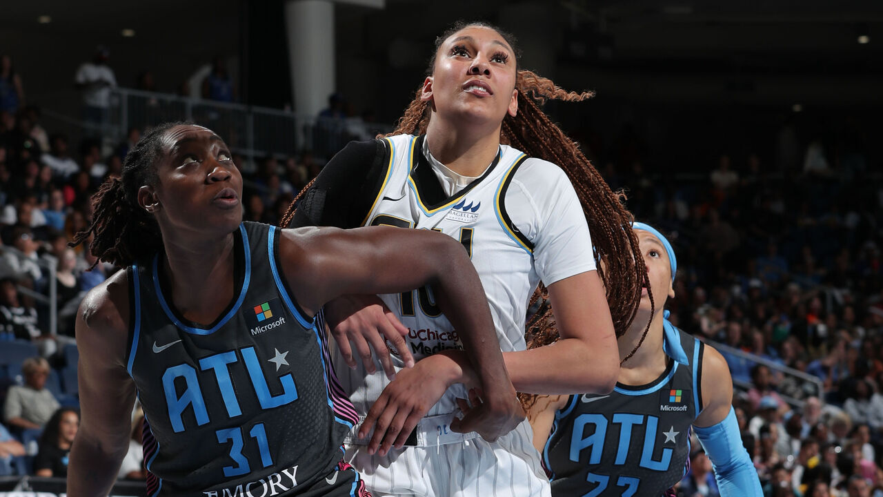 CHICAGO, IL - JUNE 8: Kamilla Cardoso #10 of the Chicago Sky and Tina Charles #31 of the Atlanta Dream battle for poition during the 2024 Commissioner's Cup on June 8, 2024 at the Wintrust Arena in Chicago, IL. Mandatory Copyright Notice: Copyright 2024 NBAE