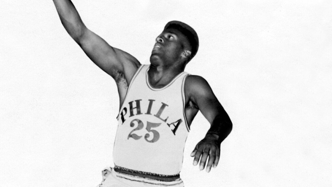 PHILADELPHIA - 1967: Chet "The Jet" Walker of the Philadelphia 76ers poses for an action portrait during the 1967 season in Philadelphia, Pennsylvania. The seven-time NBA All-Star played with what is considered the greatest team of all time, the NBA champion 1966-67 Philadelphia Sixers. NOTE TO USER: User expressly acknowledges and agrees that, by downloading and/or using this Photograph, User is consenting to the terms and conditions of the Getty Images License Agreement. Mandatory Copyright Notice: Copyright 1967 NBAE
