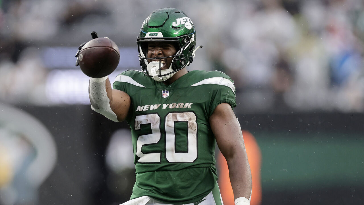 EAST RUTHERFORD, NEW JERSEY - DECEMBER 10: (NEW YORK DAILIES OUT) Breece Hall #20 of the New York Jets in action against the Houston Texans at MetLife Stadium on December 10, 2023 in East Rutherford, New Jersey. The Jets defeated the Texans 30-6.