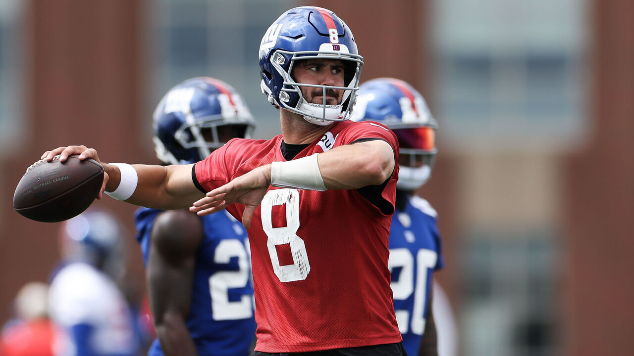 EAST RUTHERFORD, NEW JERSEY - JUNE 06: Daniel Jones #8 of the New York Giants throws the ball during New York Giants OTA Offseason Workouts at NY Giants Quest Diagnostics Training Center on June 06, 2024 in East Rutherford, New Jersey.