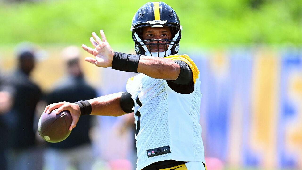 PITTSBURGH, PENNSYLVANIA - JUNE 6: Russell Wilson #3 of the Pittsburgh Steelers throws a pass during the Pittsburgh Steelers OTA offseason workout at UPMC Rooney Sports Complex on June 6 2024 in Pittsburgh, Pennsylvania.