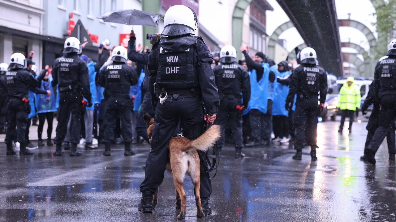 16 April 2024, North Rhine-Westphalia, Wuppertal: A police dog is used against violent soccer fans during a major exercise by the Wuppertal police. Around 250 members of the Wuppertal police force have been practising how to deal with violent soccer fans in the run-up to the European Football Championships this summer. Photo: David Young/dpa