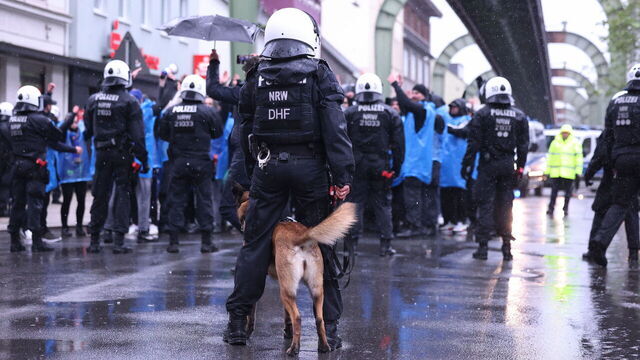 16 April 2024, North Rhine-Westphalia, Wuppertal: A police dog is used against violent soccer fans during a major exercise by the Wuppertal police. Around 250 members of the Wuppertal police force have been practising how to deal with violent soccer fans in the run-up to the European Football Championships this summer. Photo: David Young/dpa