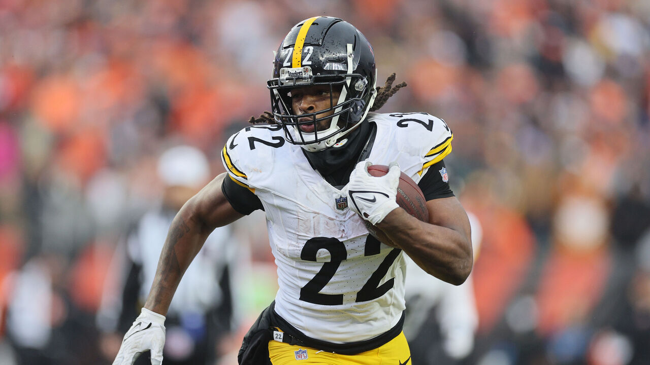 CINCINNATI, OHIO - NOVEMBER 26: Najee Harris #22 of the Pittsburgh Steelers runs with the ball during the game against the Cincinnati Bengals at Paycor Stadium on November 26, 2023 in Cincinnati, Ohio.