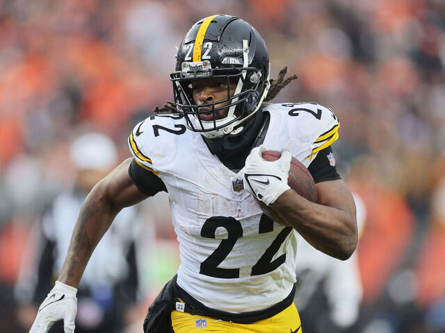 CINCINNATI, OHIO - NOVEMBER 26: Najee Harris #22 of the Pittsburgh Steelers runs with the ball during the game against the Cincinnati Bengals at Paycor Stadium on November 26, 2023 in Cincinnati, Ohio.