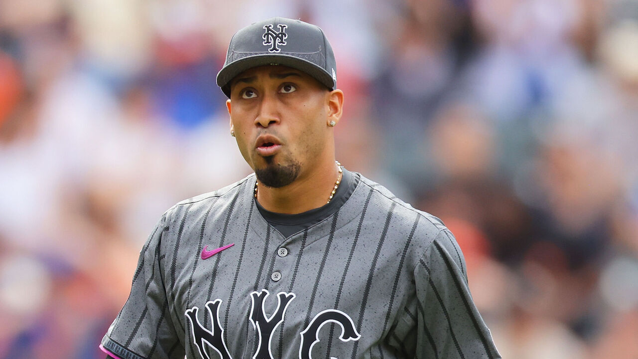NEW YORK, NEW YORK - MAY 25: Edwin Díaz #39 of the New York Mets walks off the mound in the ninth inning against the San Francisco Giants at Citi Field on May 25, 2024 in New York City.