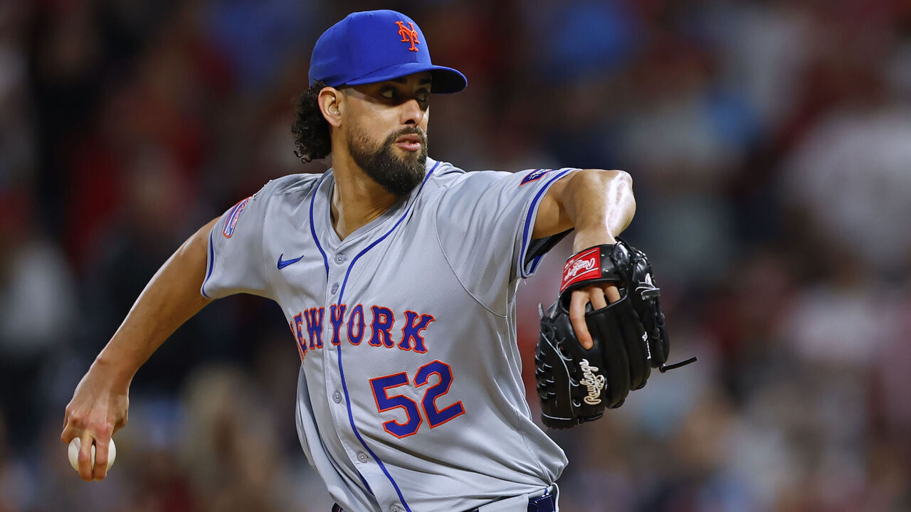 PHILADELPHIA, PENNSYLVANIA - MAY 16: Jorge López #52 of the New York Mets in action against the Philadelphia Phillies during a game at Citizens Bank Park on May 16, 2024 in Philadelphia, Pennsylvania.