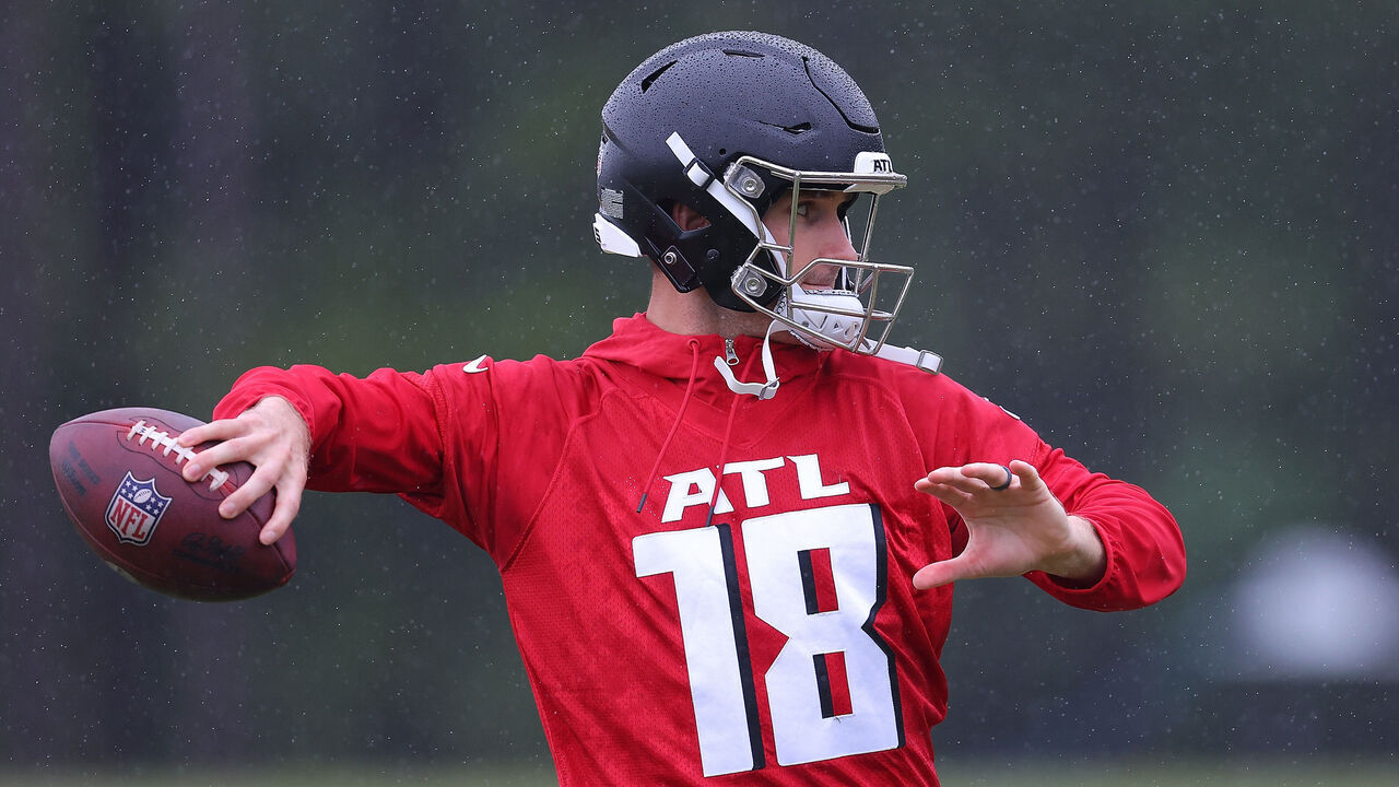 FLOWERY BRANCH, GEORGIA - MAY 14: Quarterback Kirk Cousins #18 of the Atlanta Falcons runs drills during OTA offseason workouts at the Atlanta Falcons training facility on May 14, 2024 in Flowery Branch, Georgia.