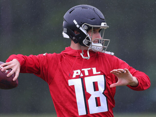 FLOWERY BRANCH, GEORGIA - MAY 14: Quarterback Kirk Cousins #18 of the Atlanta Falcons runs drills during OTA offseason workouts at the Atlanta Falcons training facility on May 14, 2024 in Flowery Branch, Georgia.