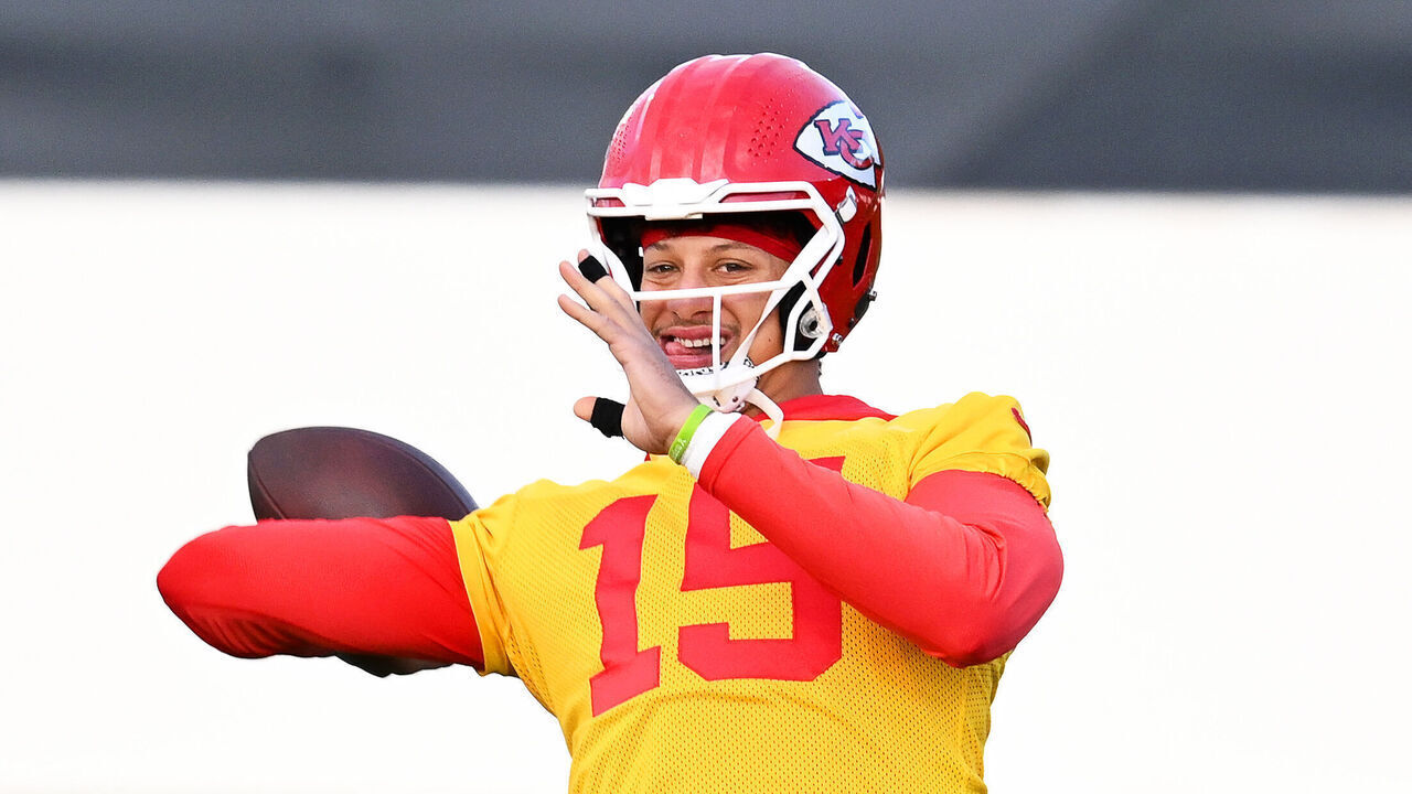 03 November 2023, Hesse, Frankfurt/Main: American Football: NFL, Before the season game Kansas City Chiefs - Miami Dolphins, Training of the Chiefs. Quarterback Patrick Mahomes of the Kansas City Chiefs is in action at practice on the DFB Campus. Photo: Arne Dedert/dpa
