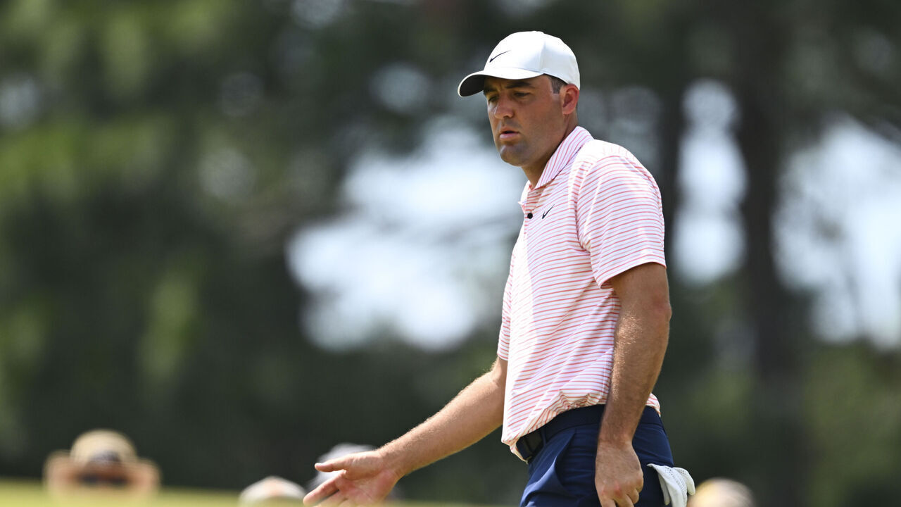 PINEHURST, NORTH CAROLINA - JUNE 13: Scottie Scheffler on the sixth green during the first round of 124th U.S. Open Championship at Pinehurst No. 2 at Pinehurst Resort on June 13, 2024 in Pinehurst, North Carolina.