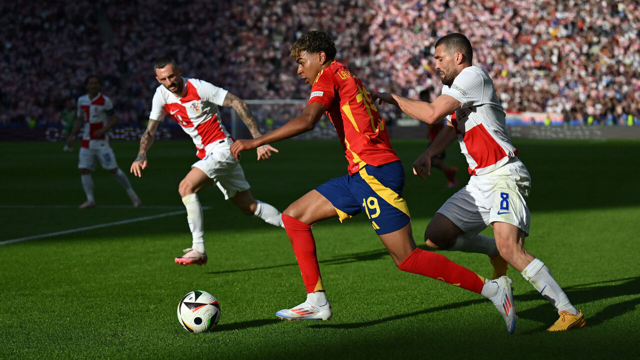 BERLIN, GERMANY - JUNE 15: Lamine Yamal of Spain runs with the ball whilst under pressure from Mateo Kovacic of Croatia during the UEFA EURO 2024 group stage match between Spain and Croatia at Olympiastadion on June 15, 2024 in Berlin, Germany.