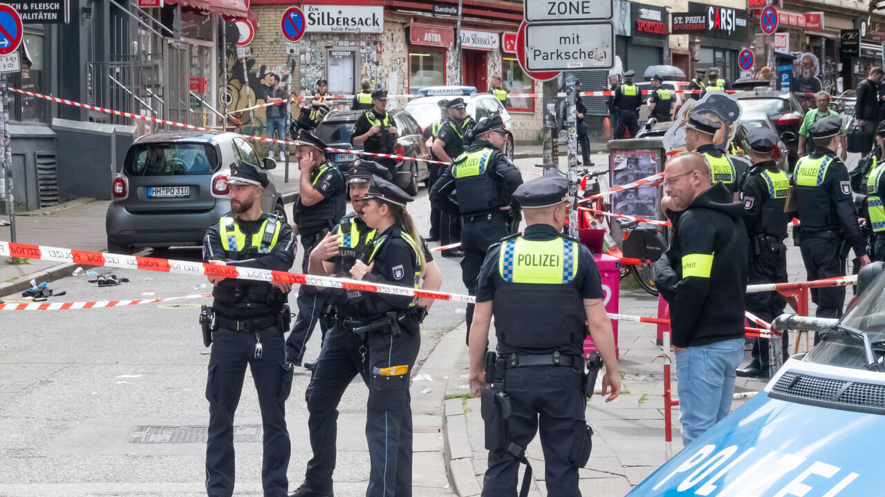 16 June 2024, Hamburg: Police officers stand at the scene. Police have shot a man armed with a pickaxe and a Molotov cocktail near the Reeperbahn in Hamburg-St. Pauli. He was hit in the leg and is receiving medical treatment, a police spokesman said on Sunday. Photo: Bodo Marks/dpa