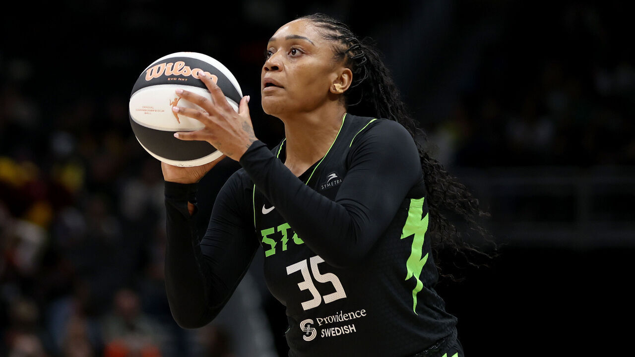 SEATTLE, WASHINGTON - JUNE 11: Victoria Vivians #35 of the Seattle Storm shoots against the Los Angeles Sparks at Climate Pledge Arena on June 11, 2024 in Seattle, Washington.