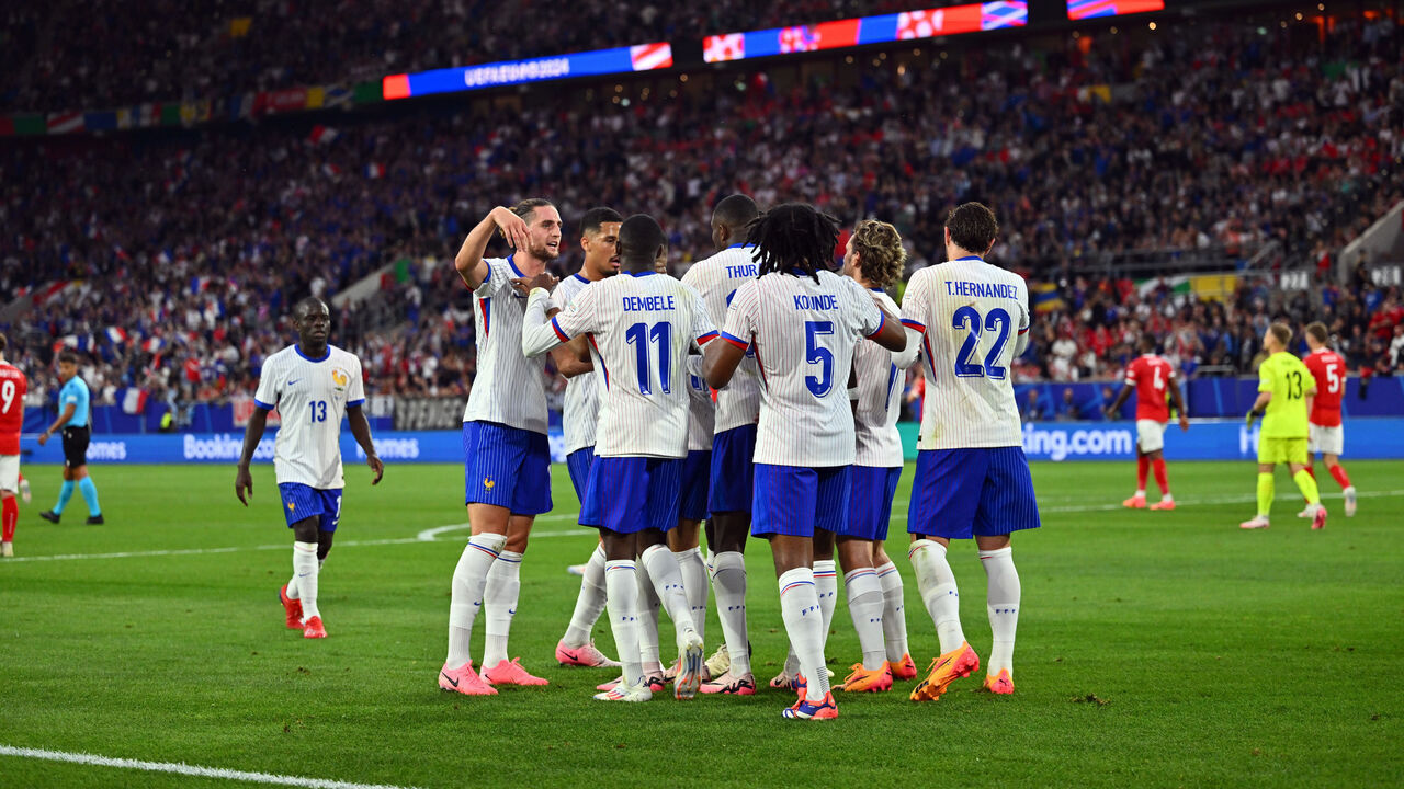 17 June 2024, North Rhine-Westphalia, Duesseldorf: Soccer, UEFA Euro 2024, European Championship, preliminary round, Group D, matchday 1, Austria - France, Düsseldorf Arena, France's players celebrate the 1:0. Photo: Marius Becker/dpa