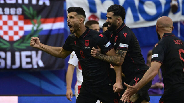 TOPSHOT - Albania's midfielder #08 Klaus Gjasula celebrates with his team mates after scoring the equalising goal 2:2 during the UEFA Euro 2024 Group B football match between Croatia and Albania at the Volksparkstadion in Hamburg on June 19, 2024.